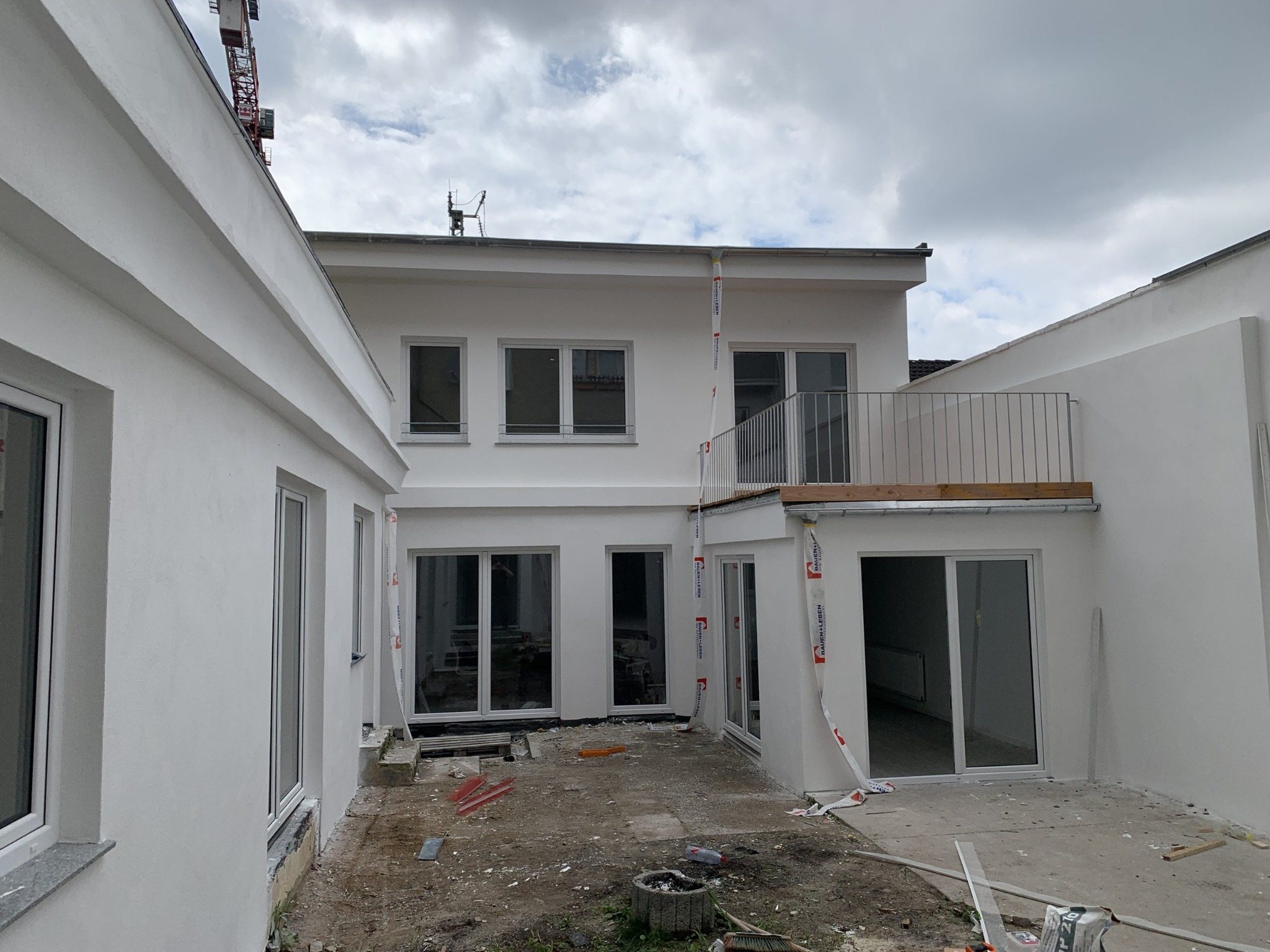 Umgebautes und erweitertes Bestandsgebäude mit neuem Innenhof und Terrasse