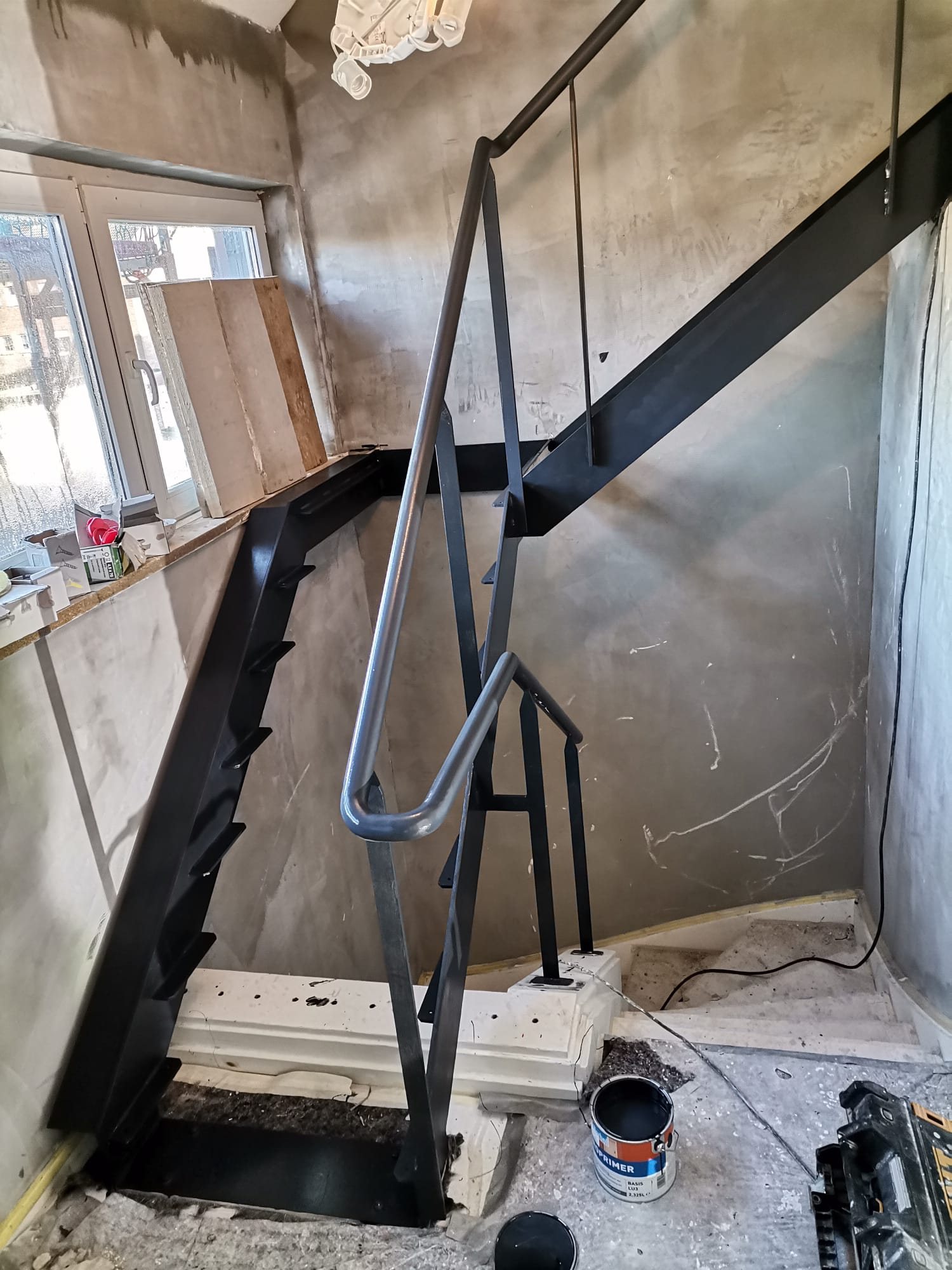 Neue Stahltreppe mit Holzstufen zur Erschließung eines ausgebauten Bereichs