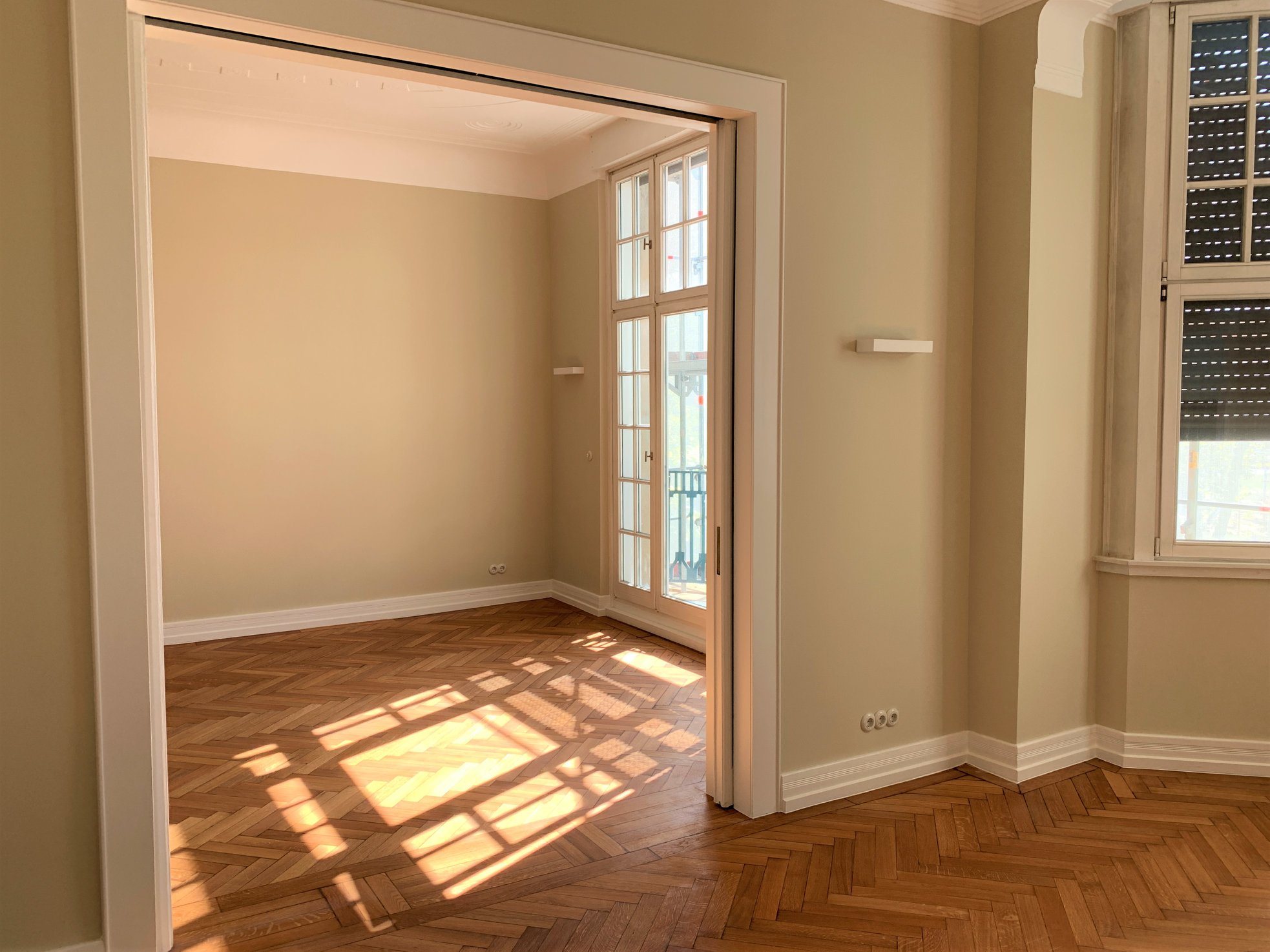 Sanierter Altbau mit Fischgrätparkett und historischen Raumproportionen
