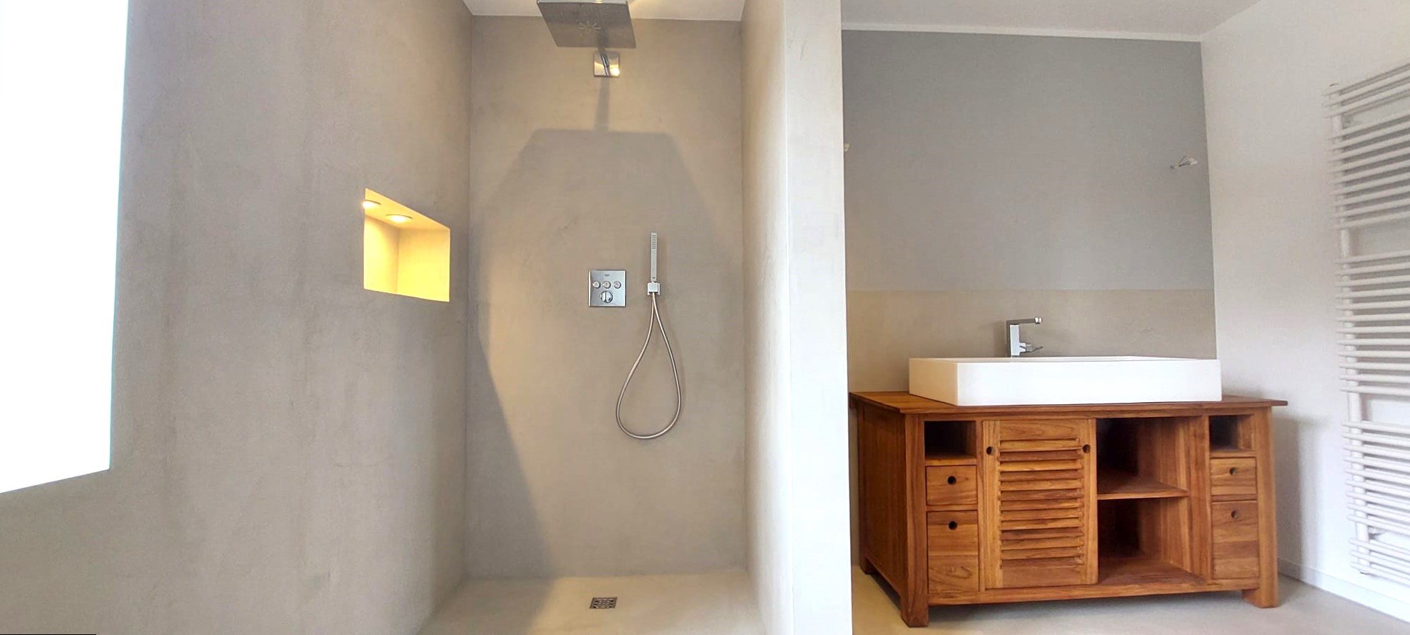 Modernisiertes Badezimmer mit fugenloser Dusche und Holzwaschtisch