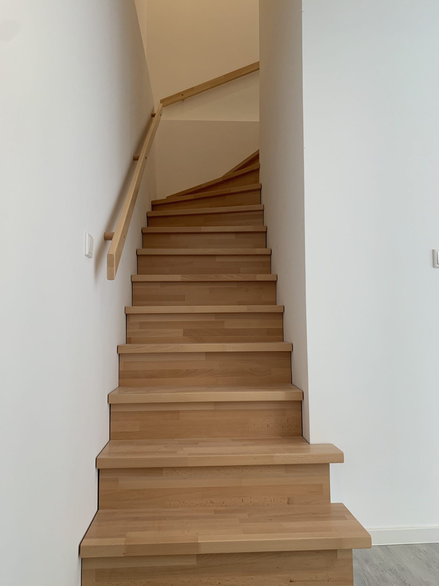 Neu ausgeführte Holztreppe im Zuge einer umfassenden Sanierung